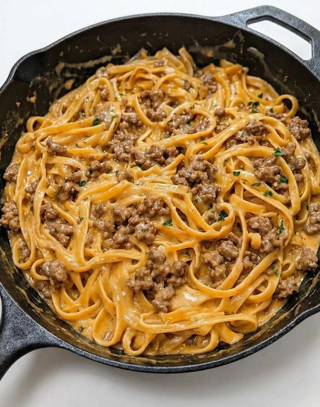 Cremige Knoblauchbutter-Pasta mit Hackfleisch: Einfaches Wohlfühlgericht aus einem Topf