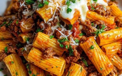 Italienischer Hackfleischauflauf mit Nudeln in Knoblauchbuttersauce mit Mozzarella