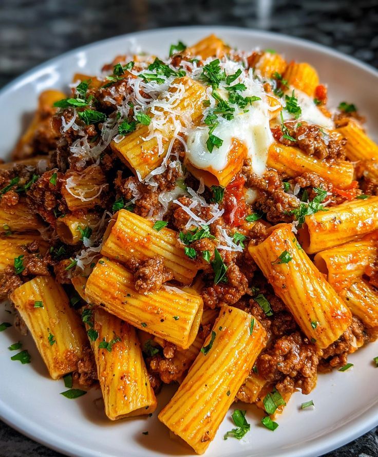 Italienischer Hackfleischauflauf mit Nudeln in Knoblauchbuttersauce mit Mozzarella