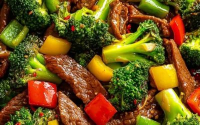 Orientalisches Rindfleisch-Wokgericht mit Brokkoli und Paprika