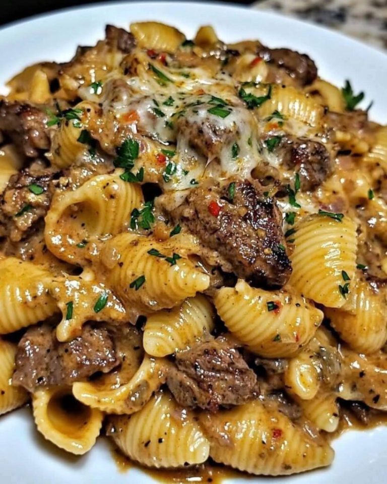 Ein 30-Minuten-Abendessen: Zartes, angebratenes Steak in Knoblauch-Kräuterbutter mit Muschelnudeln in einer cremigen Parmesansauce.