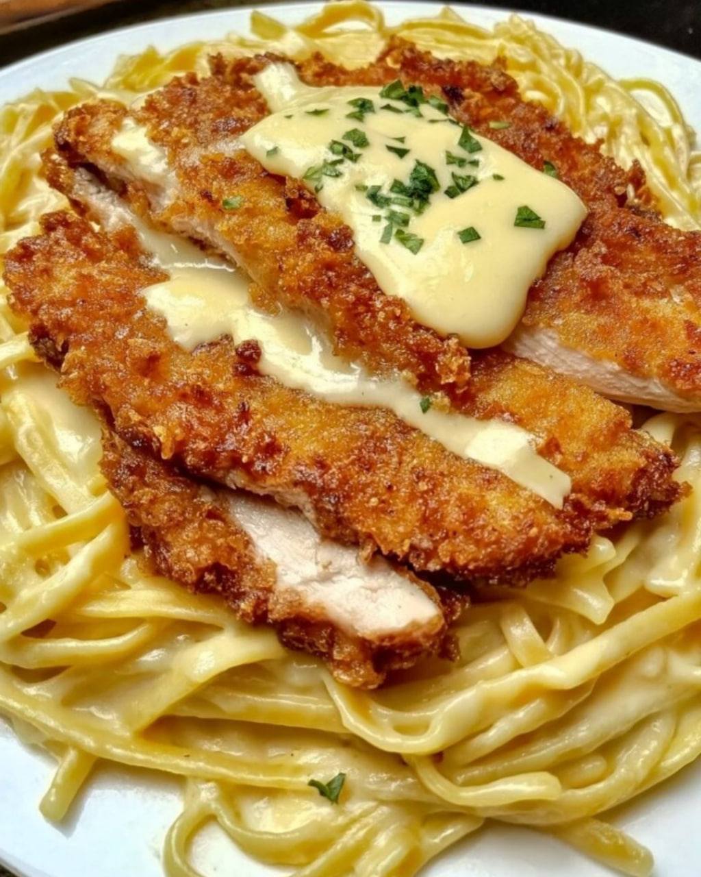 Knuspriges Hähnchen mit cremiger Pasta – Ein Fest für die Sinne!