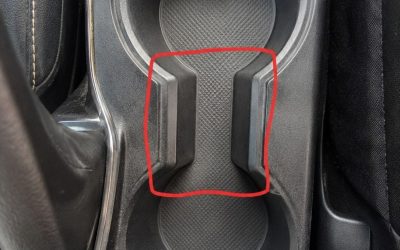 Wozu dient der seltsame Abstand zwischen den Getränkehaltern im Auto?