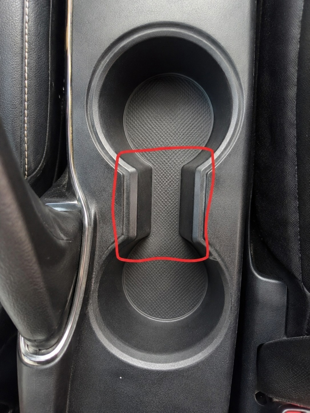 Wozu dient der seltsame Abstand zwischen den Getränkehaltern im Auto?
