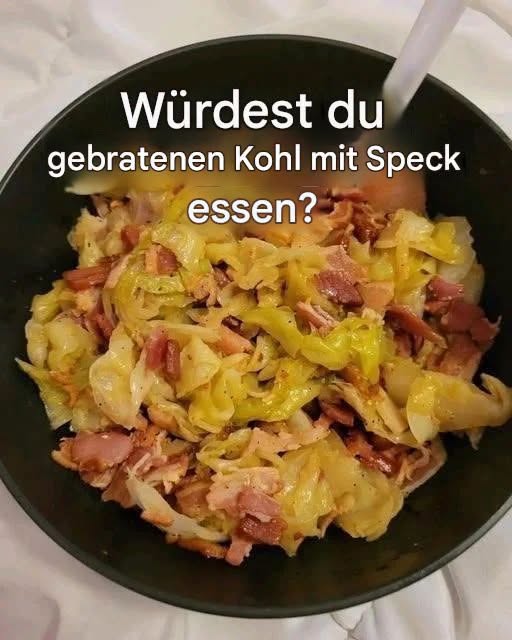 Gebratener Kohl mit Speck, Zwiebeln und Knoblauch