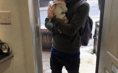 Mein Mann hat unseren 18-jährigen Sohn aus dem Haus geworfen – ein Jahr später kam er mit einem Neugeborenen im Arm und einem Koffer zurück, der mir das Herz brach.