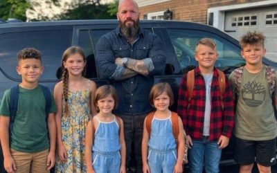 Die ganze Nachbarschaft warnte uns vor dem Vater, der 7 Kinder alleine großzieht – aber die Wahrheit über seine Vergangenheit ließ uns fassungslos zurück.